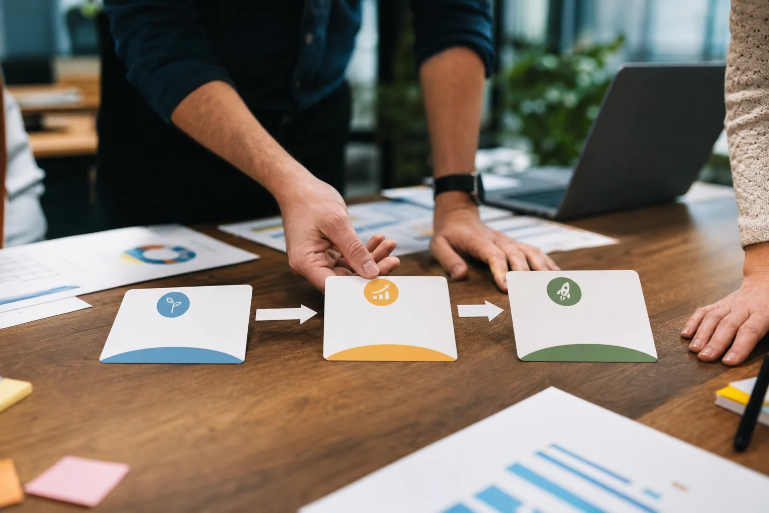 Roadmap d’amélioration web en trois étapes sur une table de travail